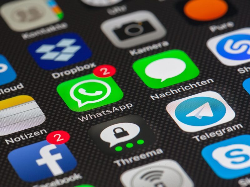 手机界面显示字体下载免费 App 的场景选择页，六个圆形图标分别代表招牌、正文、标题、手写、字幕、标签场景，下方是候选字体预览卡片列表